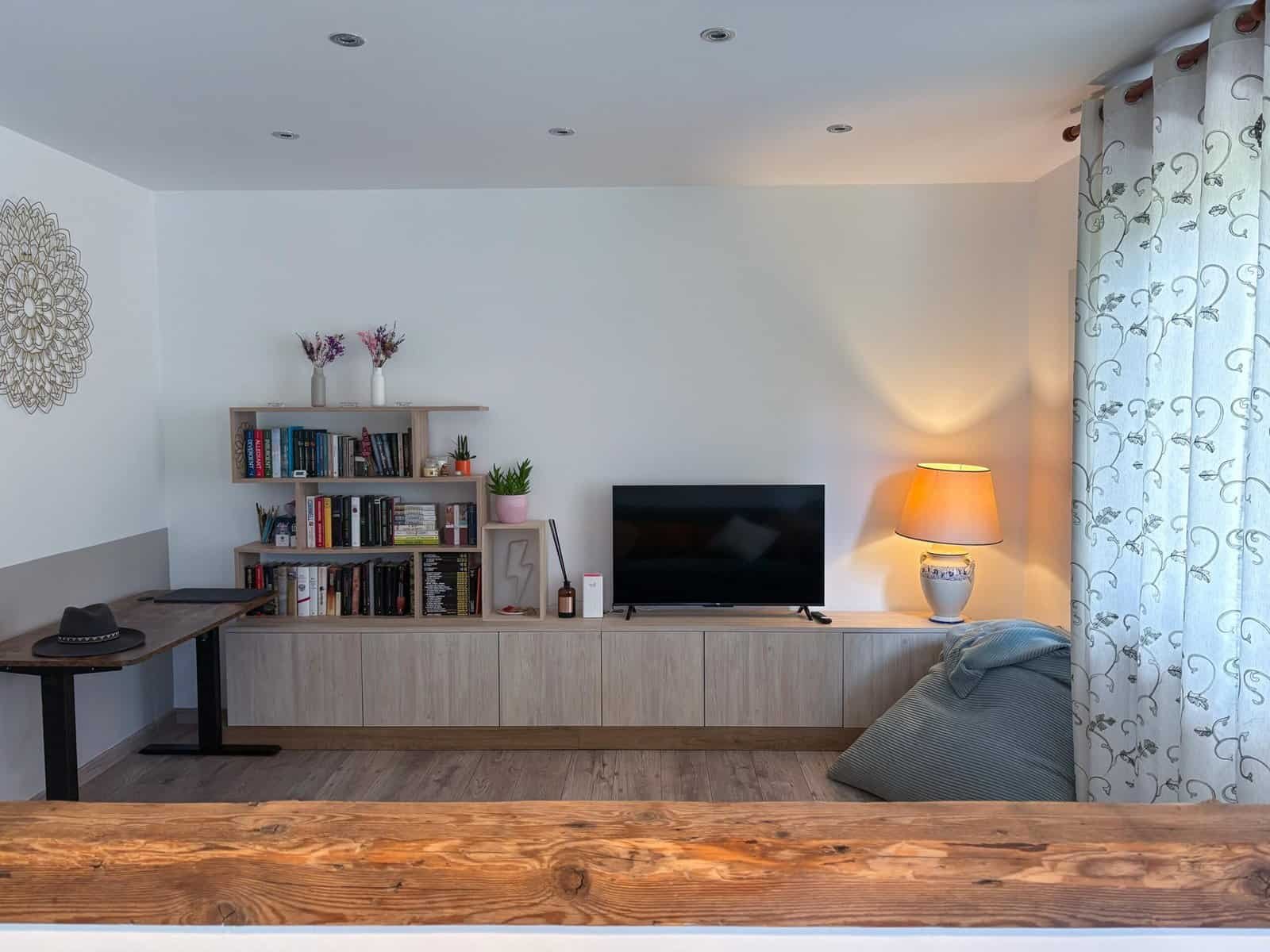 Interni accoglienti con mobili in legno e decorazioni eleganti in stile moderno.