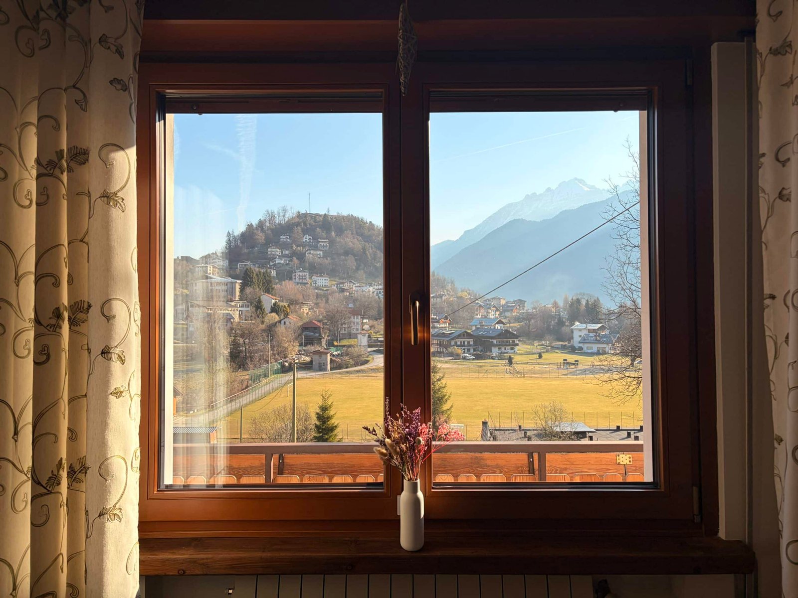 Vista panoramica dalle finestre della casa in Dolomiti.