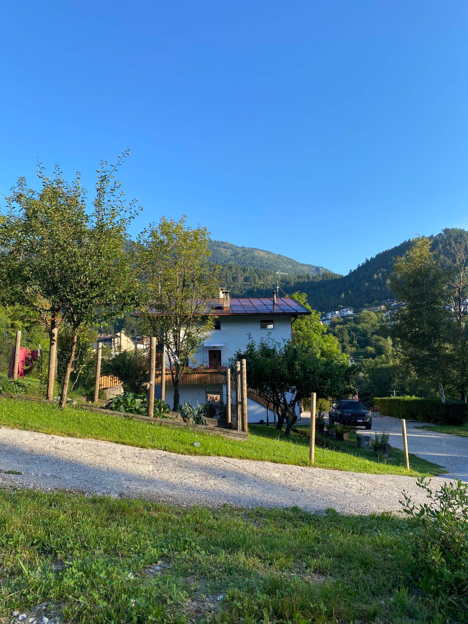 Casa Fiordaliso con vista sulle Dolomiti al tramonto.